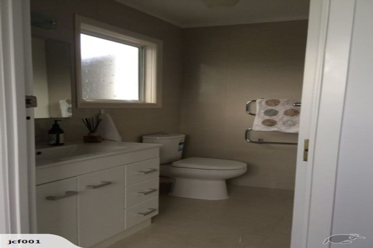 Photo of property in 14 Tarahanga Street, Northcote, Auckland, 0627