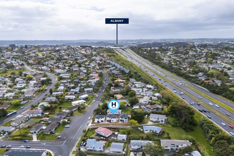 Photo of property in 61a Totaravale Drive, Totara Vale, Auckland, 0629