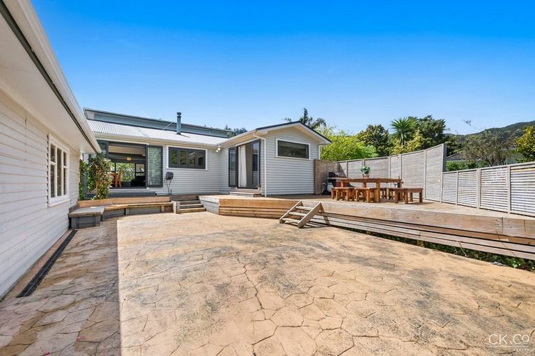 Photo of property in 76 Horoeka Street, Stokes Valley, Lower Hutt, 5019