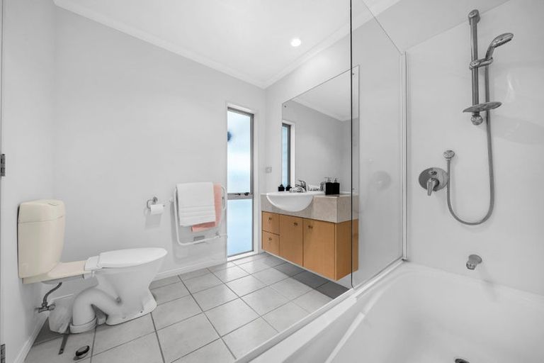 Photo of property in 24 Espalier Drive, Henderson, Auckland, 0612