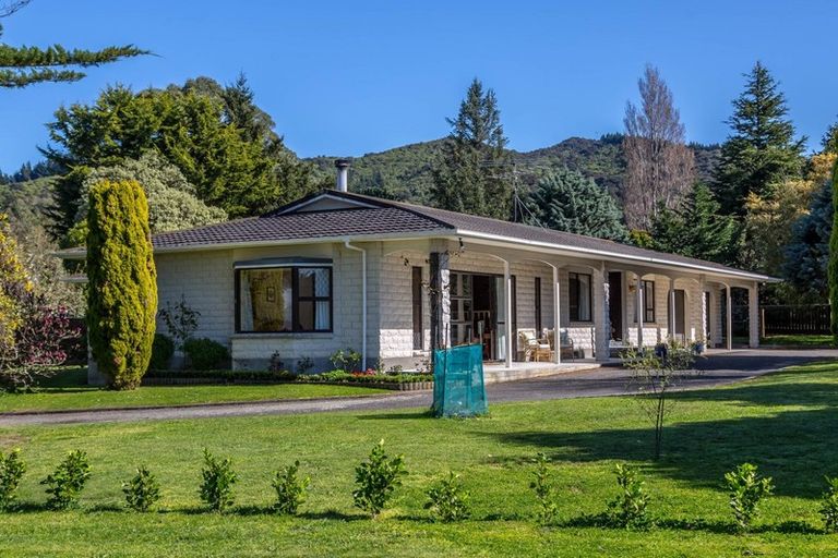 Photo of property in 1 Titoki Grove, Featherston, 5710
