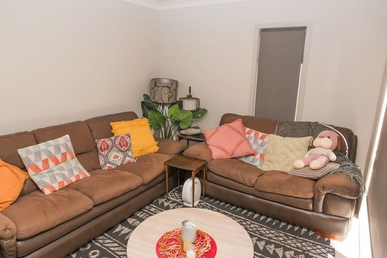 Photo of property in 8 Brindle Way, Newlands, Wellington, 6037