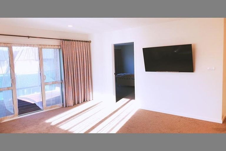 Photo of property in 6 Lancia Way, Oteha, Auckland, 0632