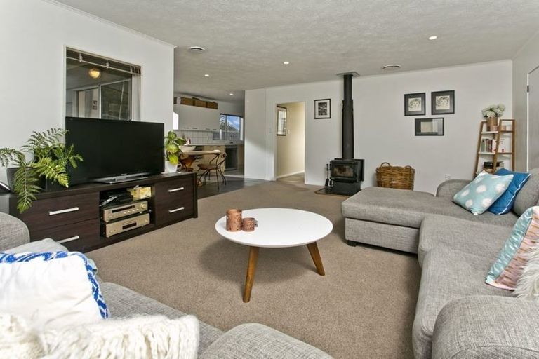 Photo of property in 5 Tetrarch Place, Totara Vale, Auckland, 0629