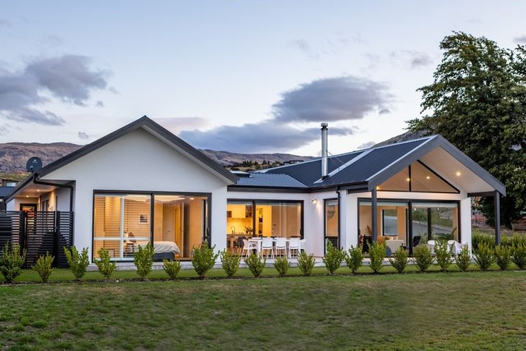 Photo of property in 1 Sapphire Spring Rise, Wanaka, 9305