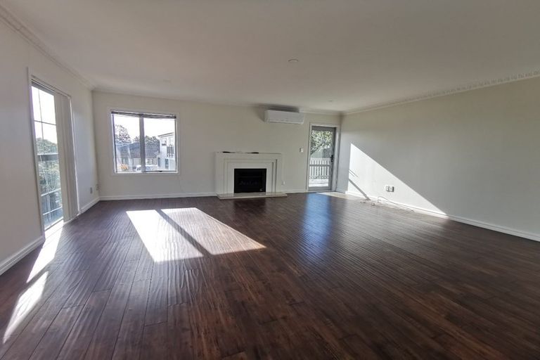 Photo of property in 19 Cricklade Terrace, Windsor Park, Auckland, 0632