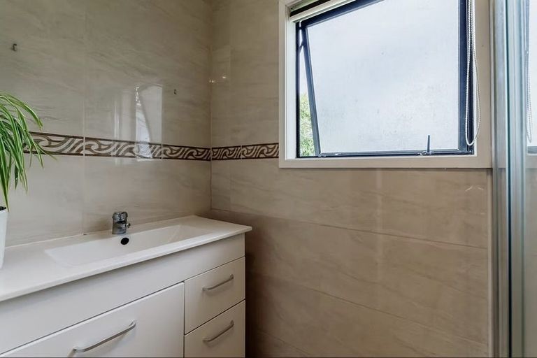 Photo of property in 17 Dungarvon Place, Clendon Park, Auckland, 2103