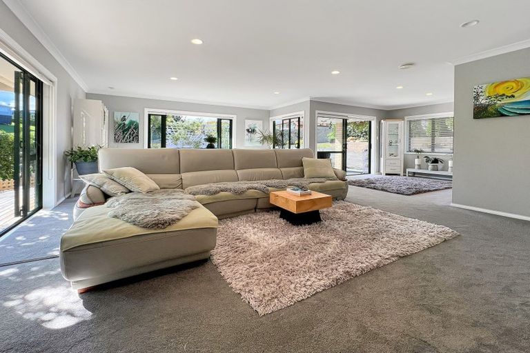 Photo of property in 15 Ina Ville Drive, Pukekohe, 2120