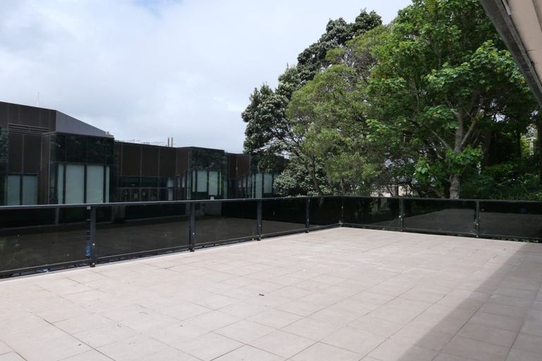 Photo of property in 70 Kelburn Parade, Kelburn, Wellington, 6012