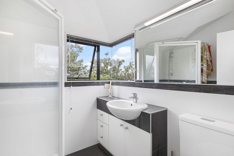 Photo of property in 2/8 Tui Glen Road, Birkenhead, Auckland, 0626