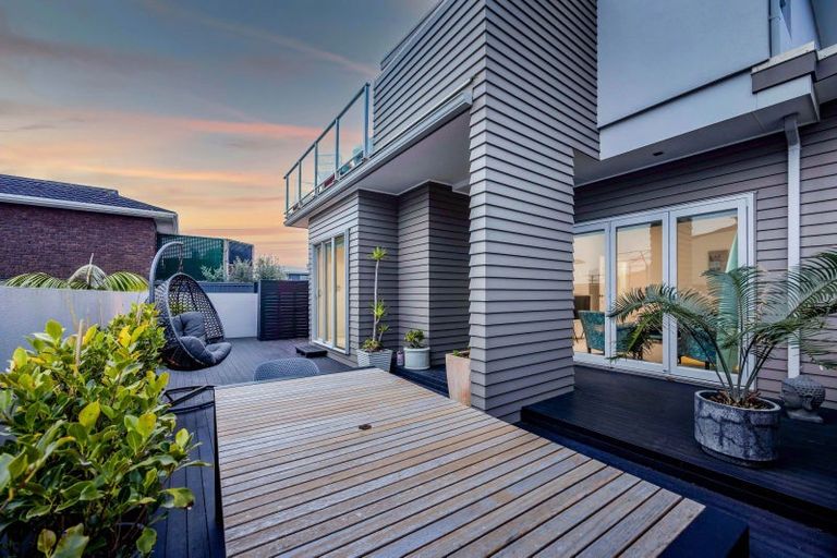 Photo of property in 2/5 Beach Street, Fitzroy, New Plymouth, 4312