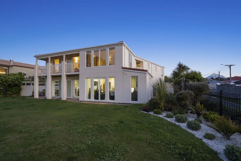 Photo of property in 1 Kawaroa Close, New Plymouth, 4310