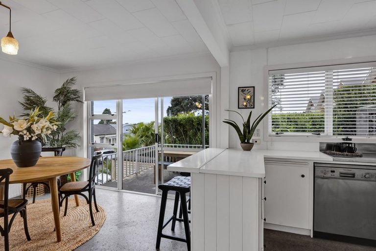 Photo of property in 1/246 Courtenay Street, Strandon, New Plymouth, 4312