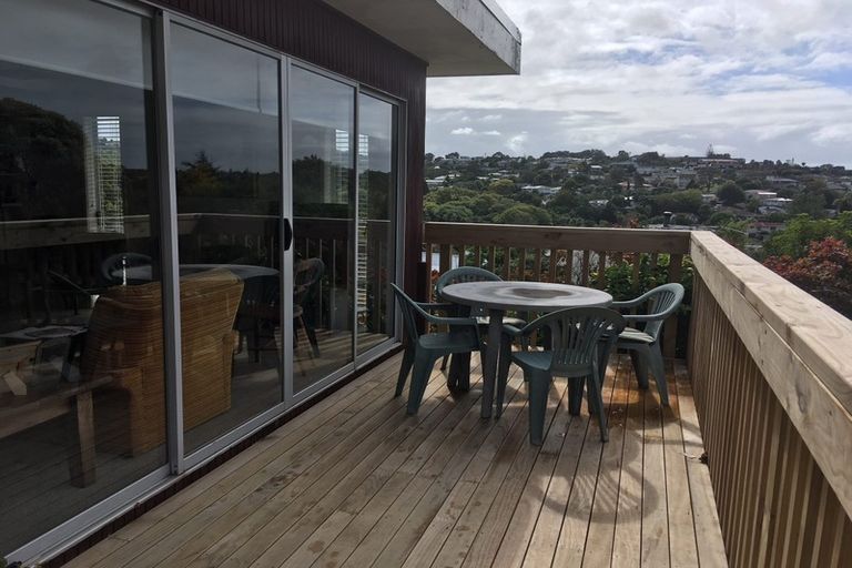 Photo of property in 2/16 Shanaway Rise, Hillcrest, Auckland, 0627