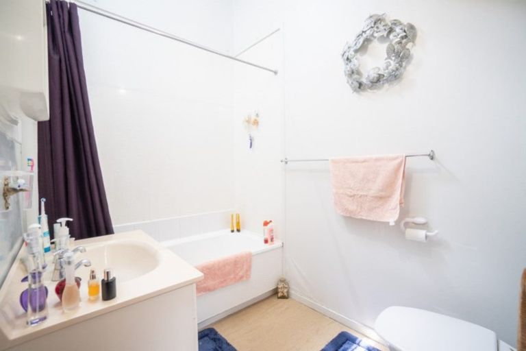 Photo of property in 2-4 Westmere Place, Takaro, Palmerston North, 4412