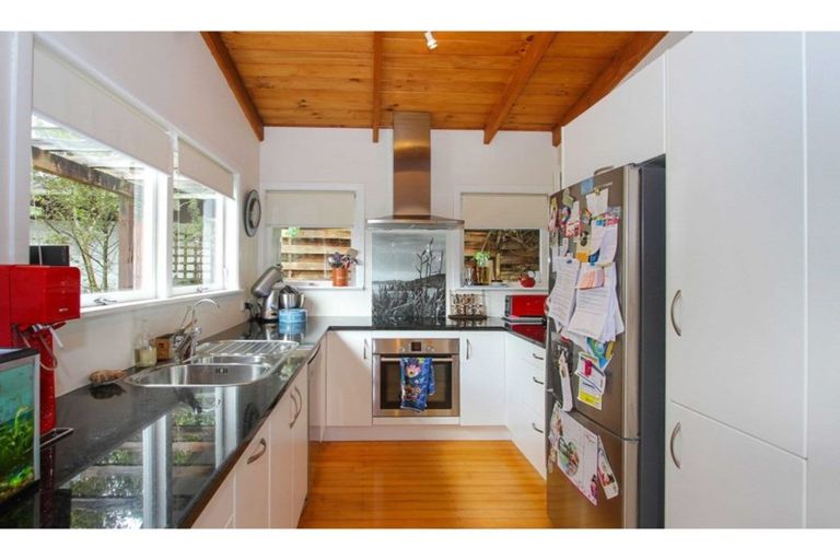 Photo of property in 28 Kauri Road, Birkenhead, Auckland, 0626