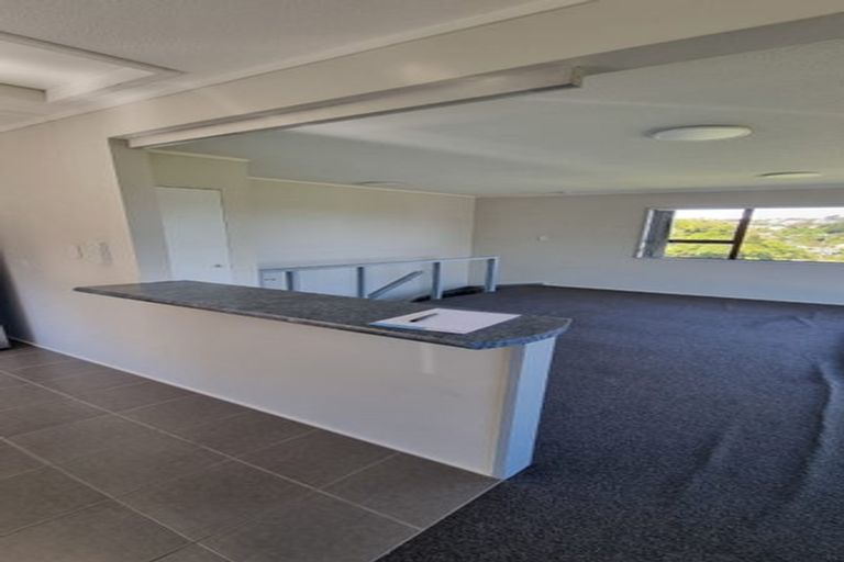 Photo of property in 2/29 Cheltenham Terrace, Newlands, Wellington, 6037