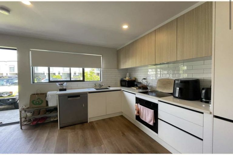 Photo of property in 28 Whai Hua Lane, Mangere Bridge, Auckland, 2022