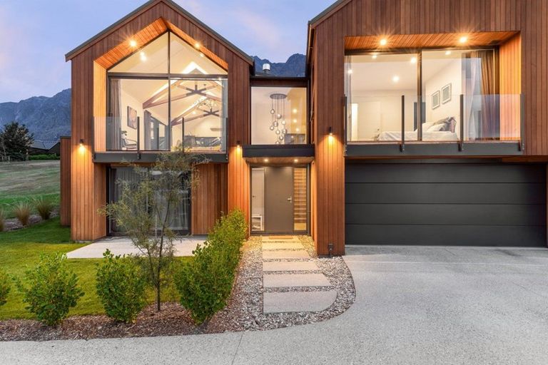 Photo of property in 19 Hackett Road, Jacks Point, Queenstown, 9371