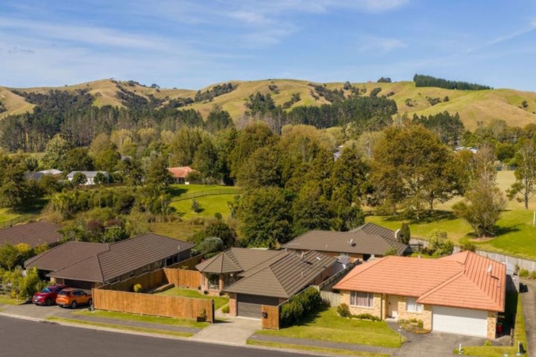 Photo of property in 35 Cabeleigh Drive, Helensville, 0800