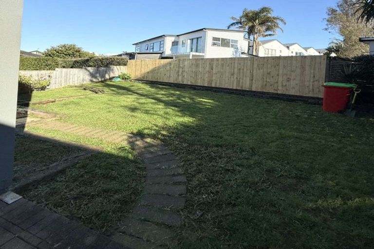 Photo of property in 16 Provence Esplanade, Te Atatu Peninsula, Auckland, 0610