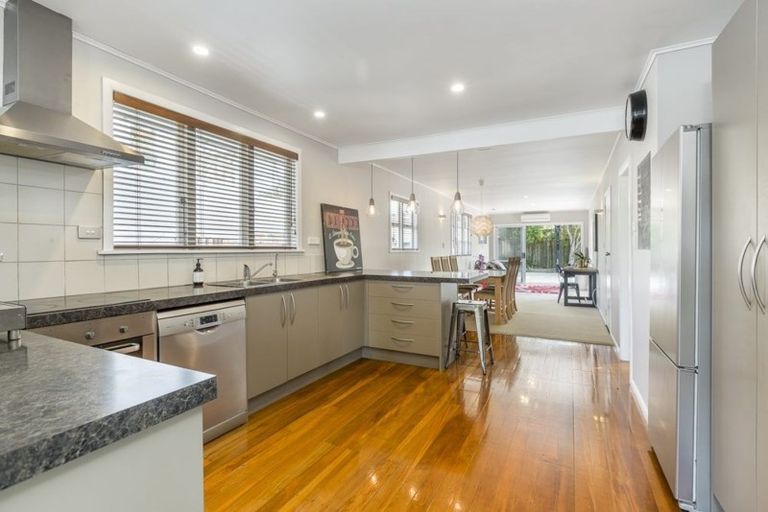 Photo of property in 32 Links Road, New Lynn, Auckland, 0600