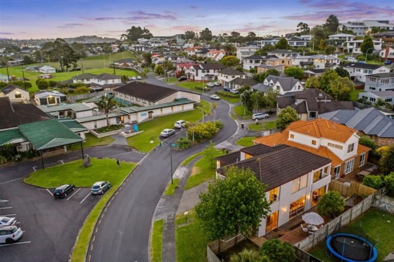 Photo of property in 5 Noel Williams Place, Windsor Park, Auckland, 0630