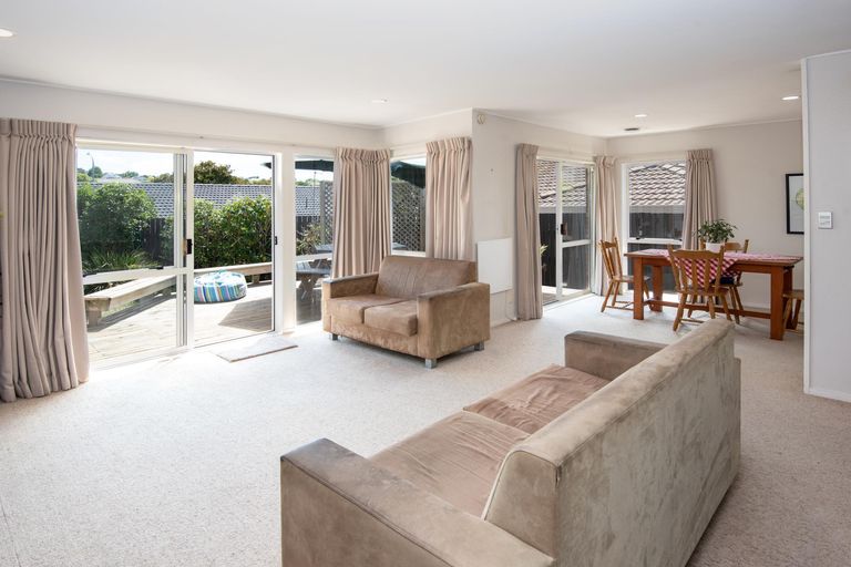 Photo of property in 3/8 Bernie Edwards Place, Botany Downs, Auckland, 2010