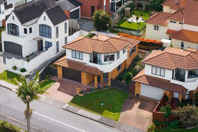 Photo of property in 2/1 Bluefin Way, West Harbour, Auckland, 0618