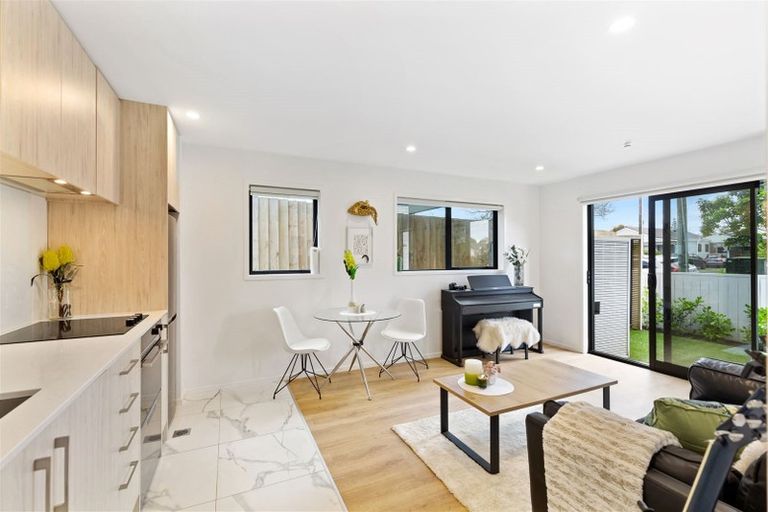 Photo of property in 87a Beach Road, Te Atatu Peninsula, 0610