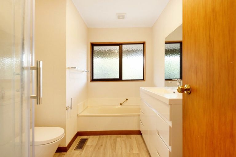 Photo of property in 16a Parklands Drive, Karori, Wellington, 6012