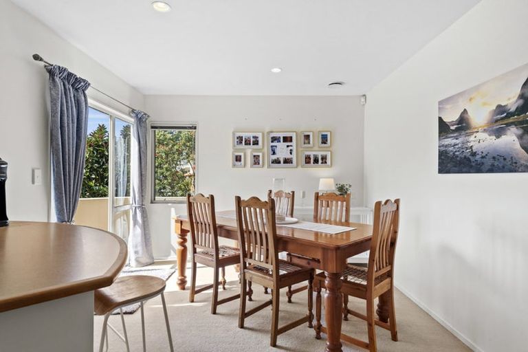 Photo of property in 8 Greenleaf Way, Northcross, Auckland, 0630