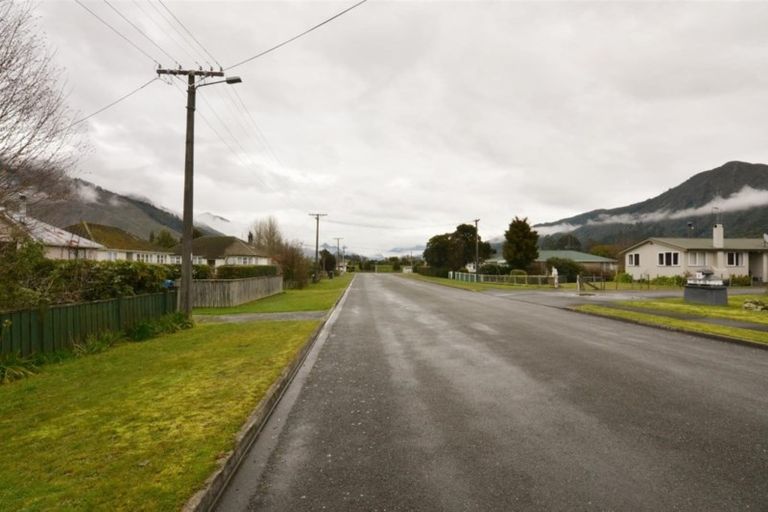 Photo of property in 1 Milton Street, Murchison, 7007