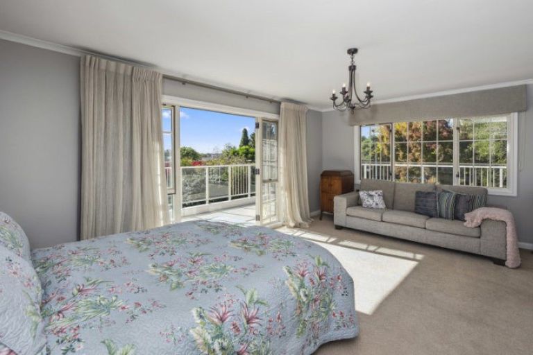 Photo of property in 2 Rika Place, Kawaha Point, Rotorua, 3010