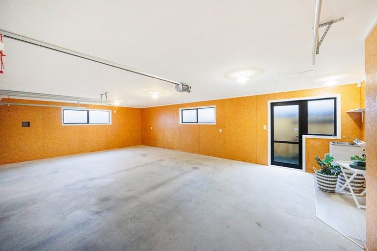 Photo of property in 3 Medallion Court, Kelvin Grove, Palmerston North, 4414