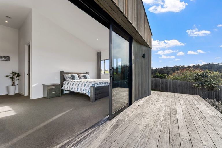 Photo of property in 7 Laguna Place, Matakatia, Whangaparaoa, 0930