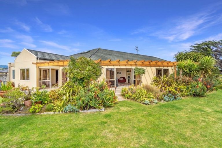 Photo of property in 17 Barrett Drive, Waikanae Beach, Waikanae, 5036
