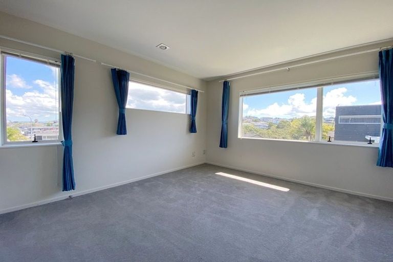 Photo of property in 11 Lakeridge Close, Northcross, Auckland, 0632