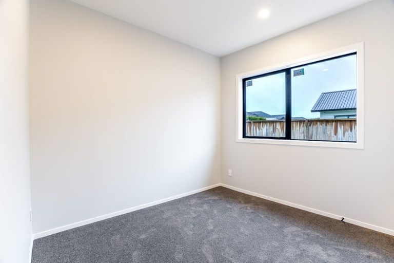 Photo of property in 11 Lewis Younie Road, Kumeu, 0810