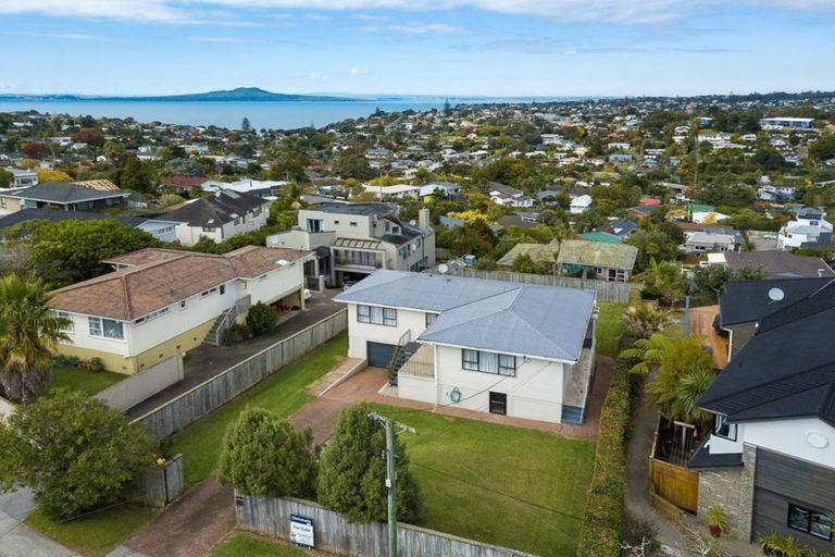 Photo of property in 34 Knights Road, Rothesay Bay, Auckland, 0630