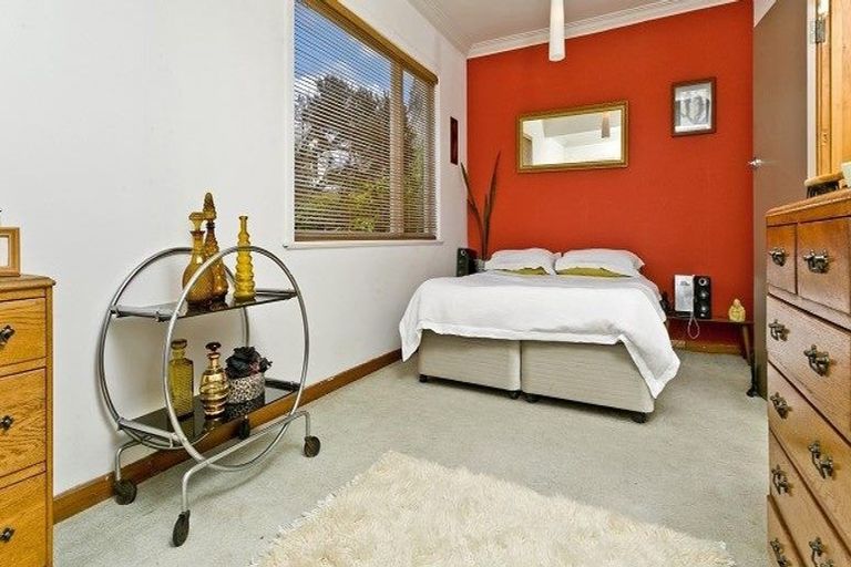 Photo of property in 255 Glenfield Road, Hillcrest, Auckland, 0627