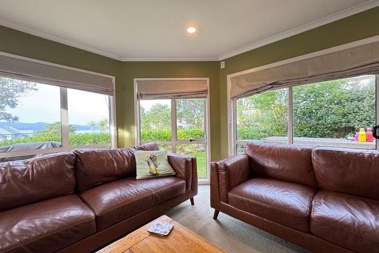 Photo of property in 49 Dress Circle, Newlands, Wellington, 6037