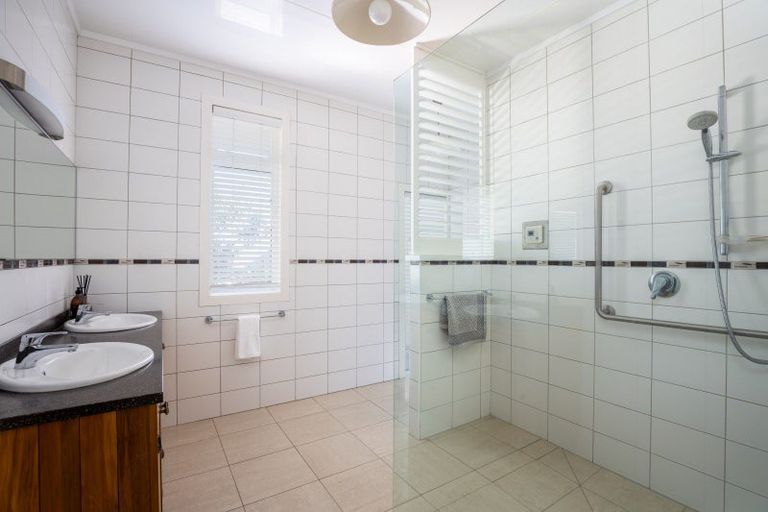 Photo of property in 10 Woolcombe Terrace, New Plymouth, 4310