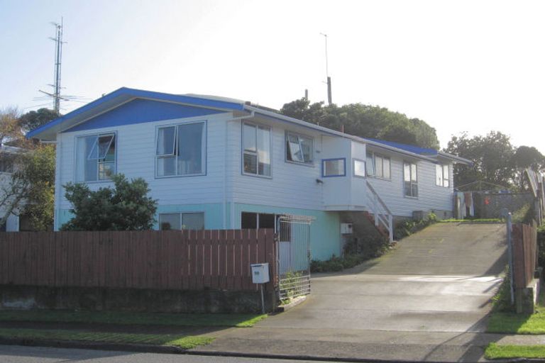 Photo of property in 96 Gloaming Hill, Titahi Bay, Porirua, 5022