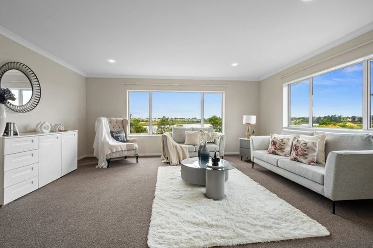 Photo of property in 5 Iwinuku Crescent, Wattle Downs, Auckland, 2103