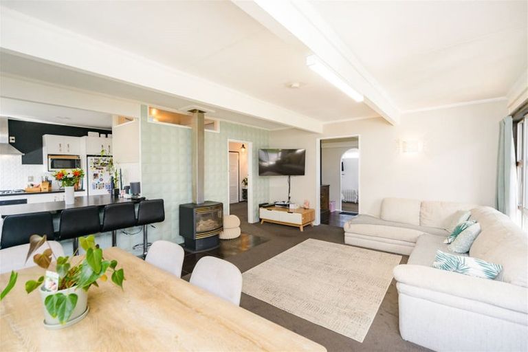 Photo of property in 6 Pukatea Place, Milson, Palmerston North, 4414