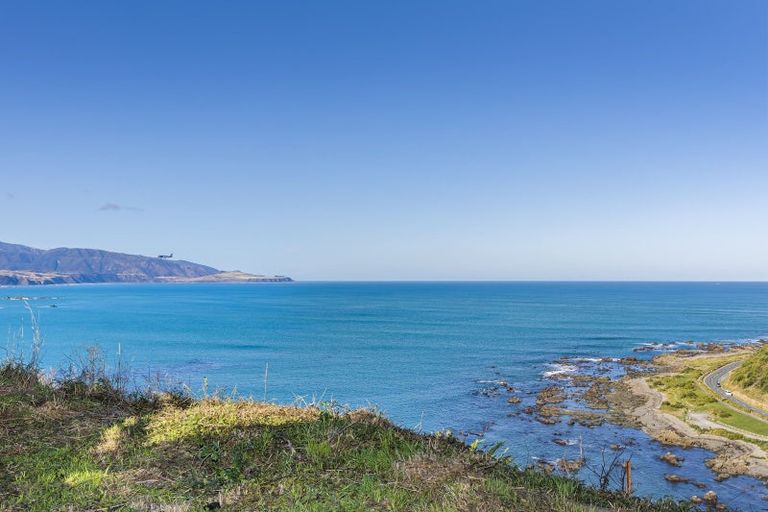 Photo of property in 25 Hungerford Road, Lyall Bay, Wellington, 6022