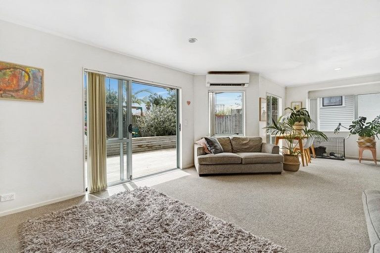 Photo of property in 4 Tiroroa Avenue, Te Atatu South, Auckland, 0610