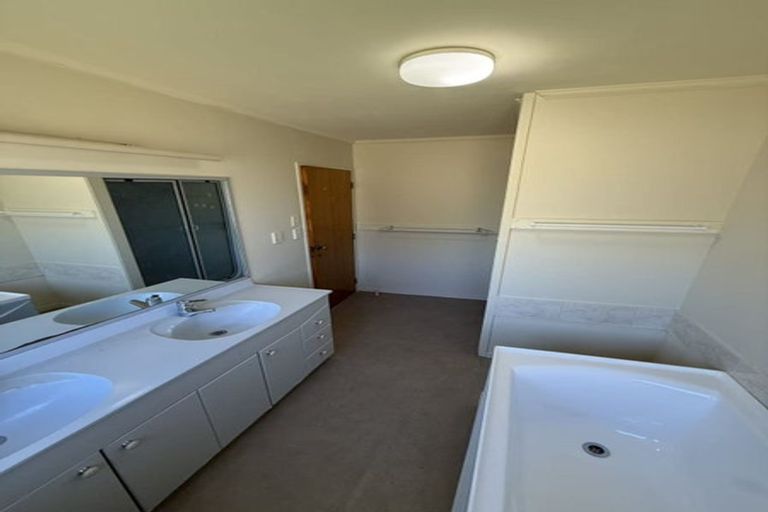 Photo of property in 28 Ronald Macken Place, Windsor Park, Auckland, 0632