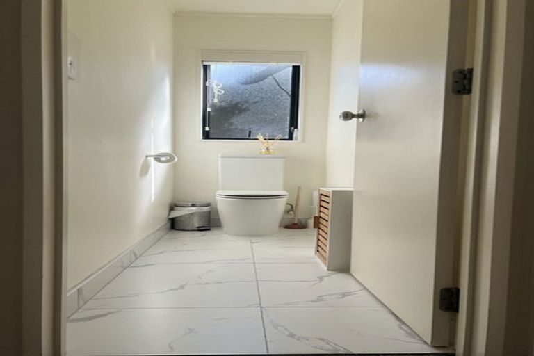 Photo of property in 2/5 Mchardy Place, Glenfield, Auckland, 0627